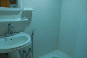 ห้องทริปเปิล | ห้องน้ำ | ฝักบัว, รองเท้าสวมภายในห้อง, ผ้าเช็ดตัว, สบู่