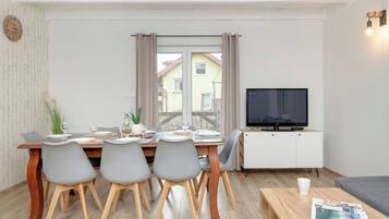 Casa, 1 habitación, cocina, junto al lago | Sala de estar