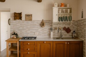 Jääkaappi, uuni, liesi, astianpesukone