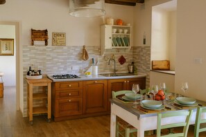 Jääkaappi, uuni, liesi, astianpesukone