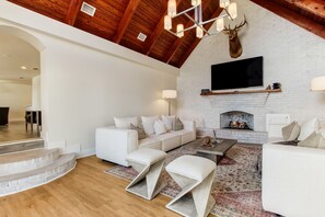 Smart TV, fireplace - Riverside Retreat- Hosted by Moore AI Rentals (Fernandina Beach)