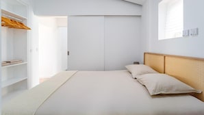 A bedroom with a bed, a wardrobe, and a window. - Cottage in Aljezur- 2 bed Ensuite-casinha da Ivone (Aljezur)