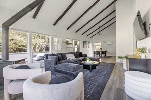 Televisión, chimenea, oficina