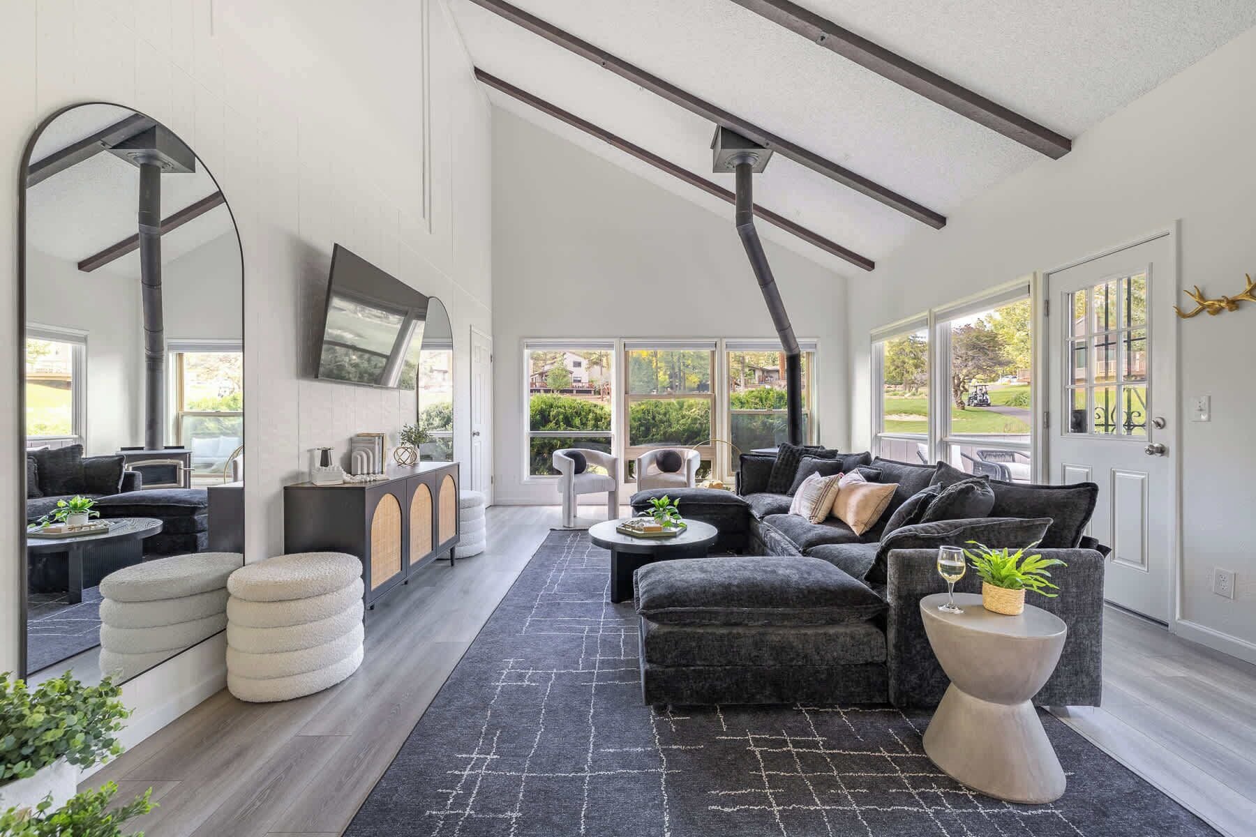 Télévision, cheminée, espaces bureaux