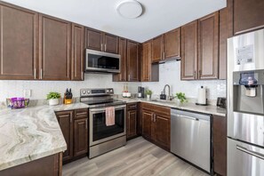 Refrigerador, microondas, horno, placa de cocina