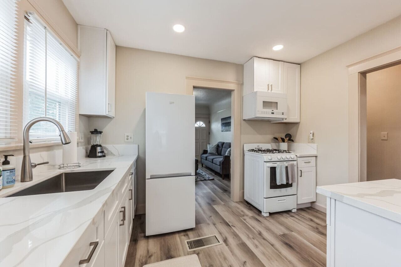 Kühlschrank, Mikrowelle, Ofen, Wasserkocher mit Kaffee-/Teezubehör