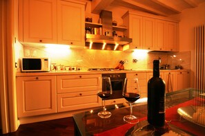 Frigorifero, microonde, forno, piano cottura