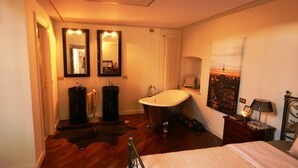 2 室のベッドルーム、デスク、アイロン / アイロン台、旅行用ベビーベッド