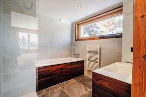 Dusche, Haartrockner, Handtücher