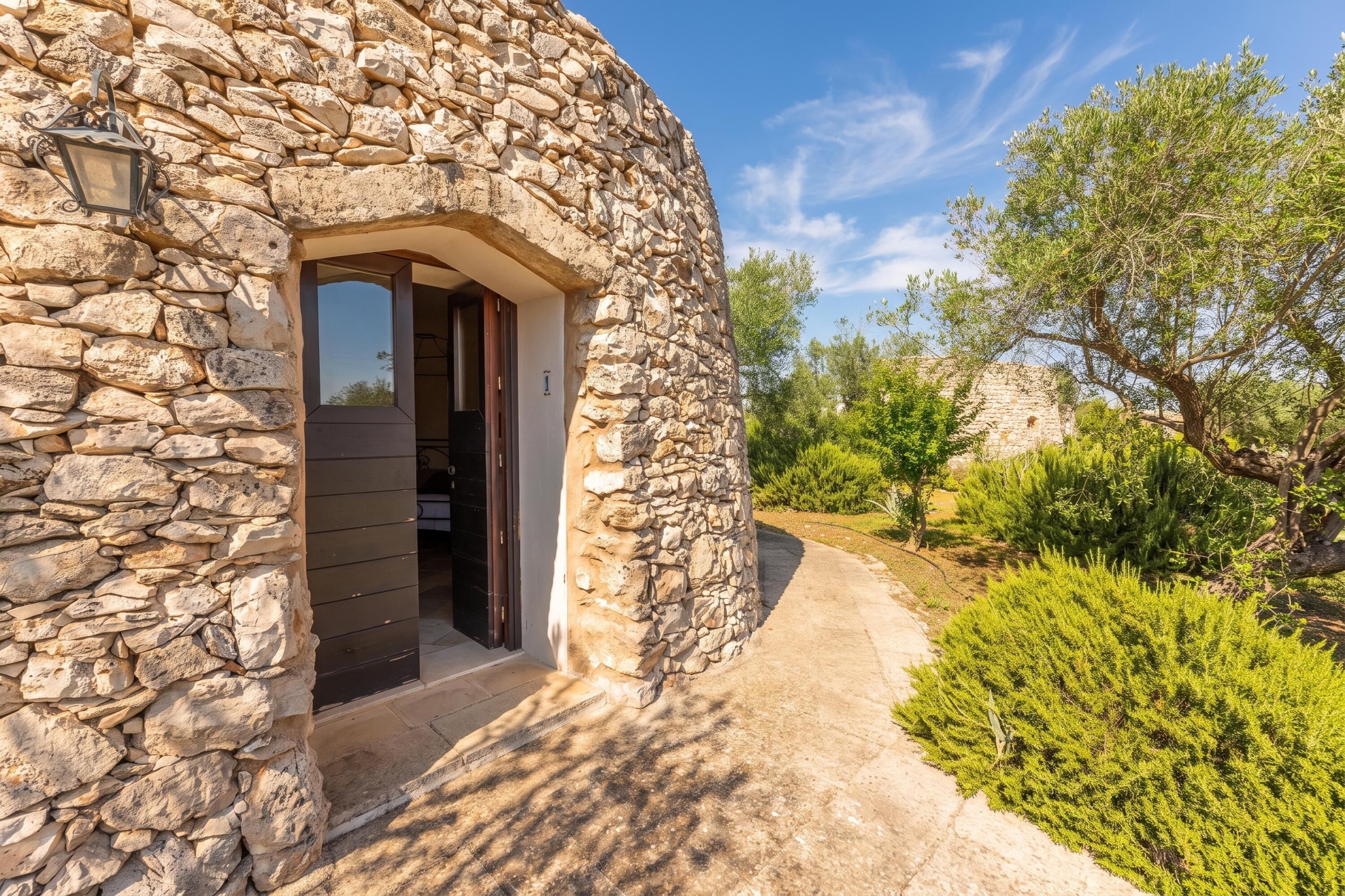 Un bâtiment en pierre doté d’une porte d’entrée qui mène à un espace intérieur.