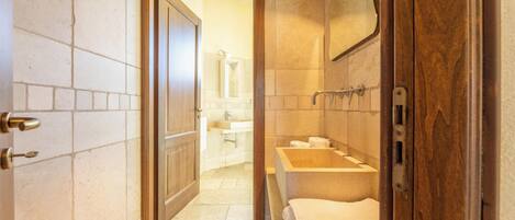 Dusche, Haartrockner, Bidet, Handtücher