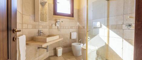 Dusche, Haartrockner, Bidet, Handtücher