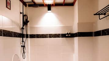 Habitación triple Confort | Baño | Regadera, secadora de cabello, bidet, toallas