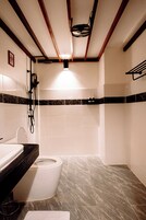 Habitación triple Confort | Baño | Ducha, secador de pelo, bidé y toallas