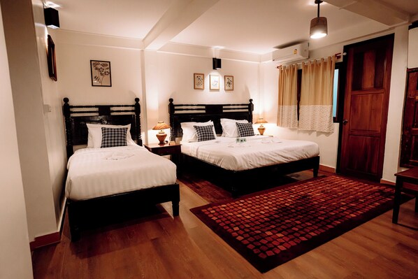 舒适三人房 | 防过敏的被褥、笔记本电脑工作区、免费 WiFi、床单