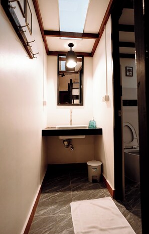Familie vierpersoonskamer | Badkamer | Een douche, een haardroger, een bidet, handdoeken