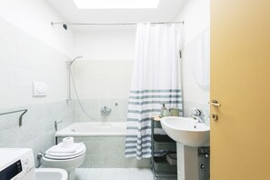 Shower, hair dryer, bidet, towels - Easylife - Cozy two-level unit in Isola (Milano)