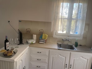Refrigerador con freezer, horno, placa de cocina, arrocera