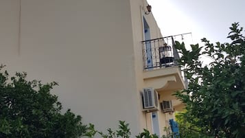Vista frontal de la propiedad