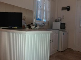 Frigorífico grande, horno, placa de cocina y arrocera