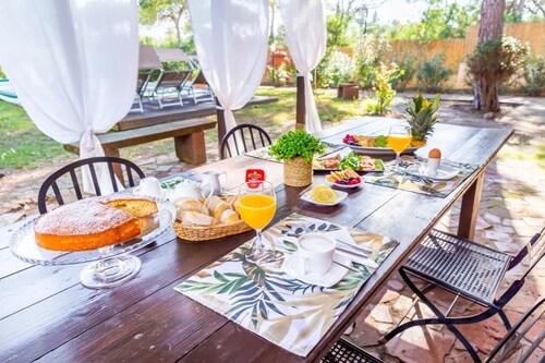 Sea side villa with garden and pool