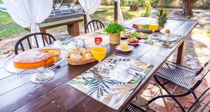 Sea side villa with garden and pool