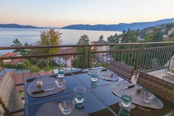 Ca. 12 m² großer überdachter Balkon mit gigantischer Sicht auf den See