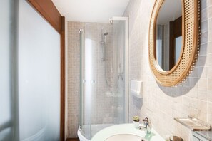 Shower, hair dryer, bidet, towels - Easylife - Elegant apartment in Moscova (Milano)