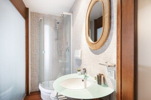 Douche, sèche-cheveux, bidet, serviettes fournies