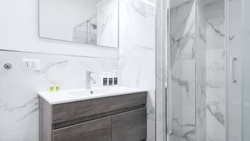 Doccia, asciugacapelli, bidet, asciugamani