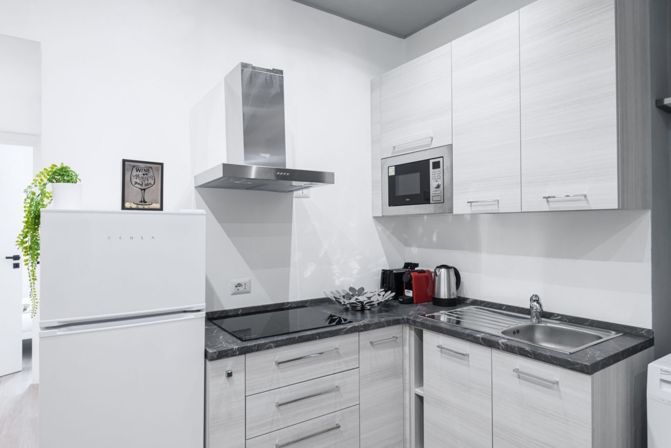 Kühlschrank, Mikrowelle, Herdplatte, Wasserkocher mit Kaffee-/Teezubehör