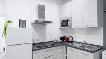 Frigorifero, microonde, piano cottura, macchina per tè/caffè