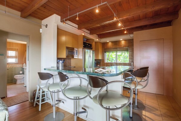 Mikrovågsugn, diskmaskin, kaffe- och tebryggare och brödrost