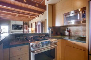 Mikrobølgeovn, opvaskemaskine, kaffe-/temaskine, brødrister