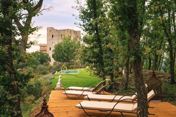 Pijat dengan batu panas, pijat jaringan dalam, dan pijat Swedia