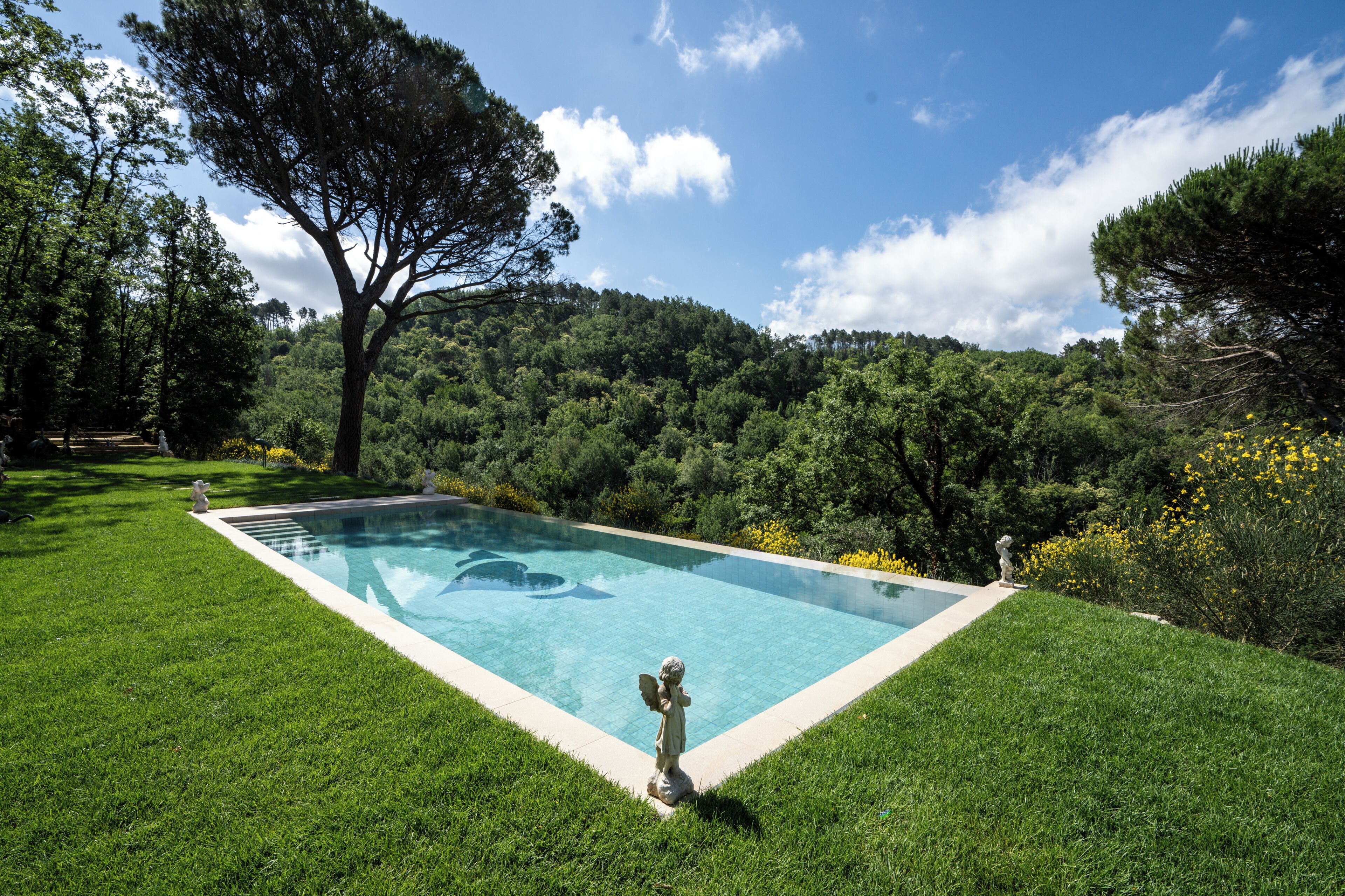 室外游泳池，開放時間為 10:00 至 20:00，提供日光浴躺椅