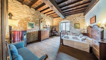 Classic Double Room | In-room safe, desk, free WiFi