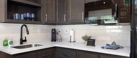 Refrigerador, microondas, cafetera/tetera, tostadora