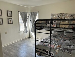 4 chambres, fer et planche à repasser, lit parapluie, Wi-Fi gratuit