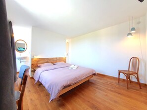 Comfort Double Room, 1 Queen Bed, Private Bathroom, Garden View | Individually decorated, individually furnished, desk, laptop workspace - La Maison Folia (Quettreville-sur-Sienne)