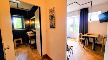 Kamar Double Deluks, 1 Tempat Tidur Queen, kamar mandi pribadi, pemandangan kebun | Didekorasi berbeda-beda dan dilengkapi dengan perabotan berbeda-beda