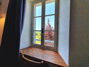 Classic Double Room, 1 Queen Bed, Private Bathroom, Garden View | Individually decorated, individually furnished, desk, laptop workspace - La Maison Folia (Quettreville-sur-Sienne)