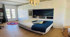 5 camere, una scrivania, ferro/asse da stiro, culla da viaggio
