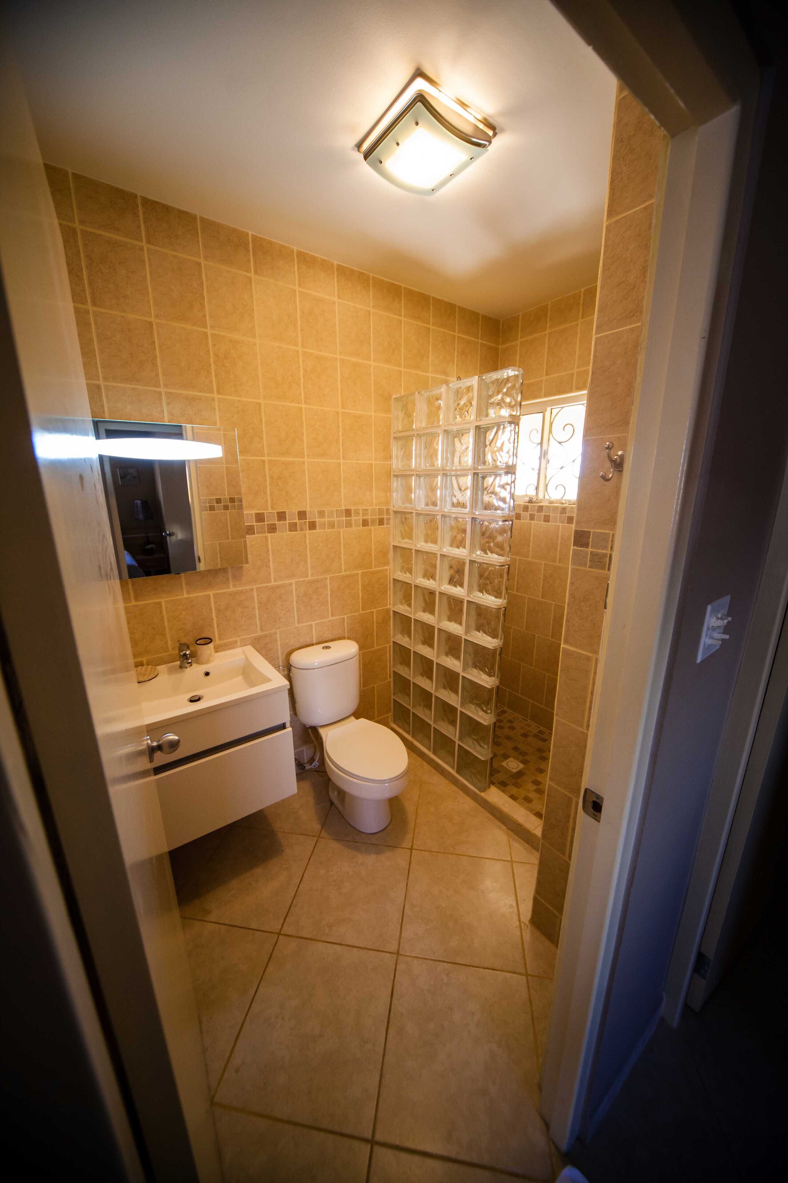 Un bagno con il WC, lavandino e cabina doccia.