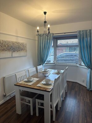 Dining - 2 bedroom house- sleeps 4 (Newport)
