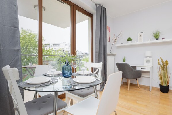 In-room dining - Apartment in Bielany by Renters (Warsaw)