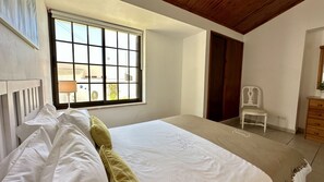 3 bedrooms, iron/ironing board, WiFi (free)