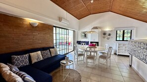 TV, fireplace - Buganvília by Check-in Portugal (Albufeira)