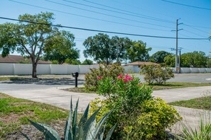Property grounds - Luxurious 4-Bedroom Retreat near Siesta Key (Sarasota)