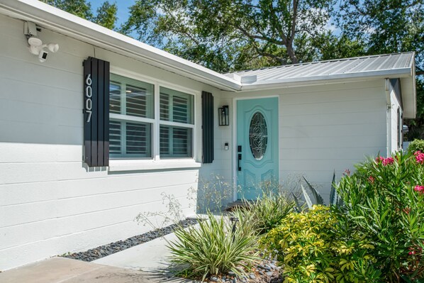 Exterior - Luxurious 4-Bedroom Retreat near Siesta Key (Sarasota)